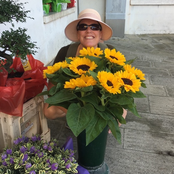 🌻Meet your Posher, Tami🌻 - Picture 1 of 1